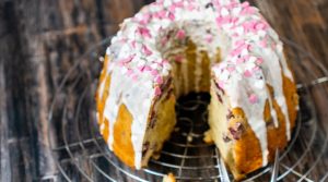 Quark-Gugelhupf-mit-Kirschen