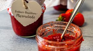 Erdbeermarmelade mit Basilikum