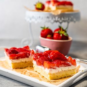 Erdbeerkuchen vom Blech mit Mascarpone und Quark