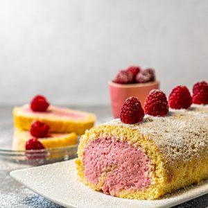 Biskuitrolle mit Himbeeren