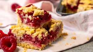 Streuselkuchen mit Pudding und Himbeeren