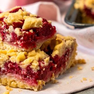 Streuselkuchen mit Pudding und Himbeeren