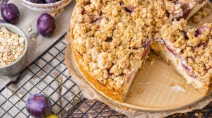 Käsekuchen mit Pflaumen und Streusel