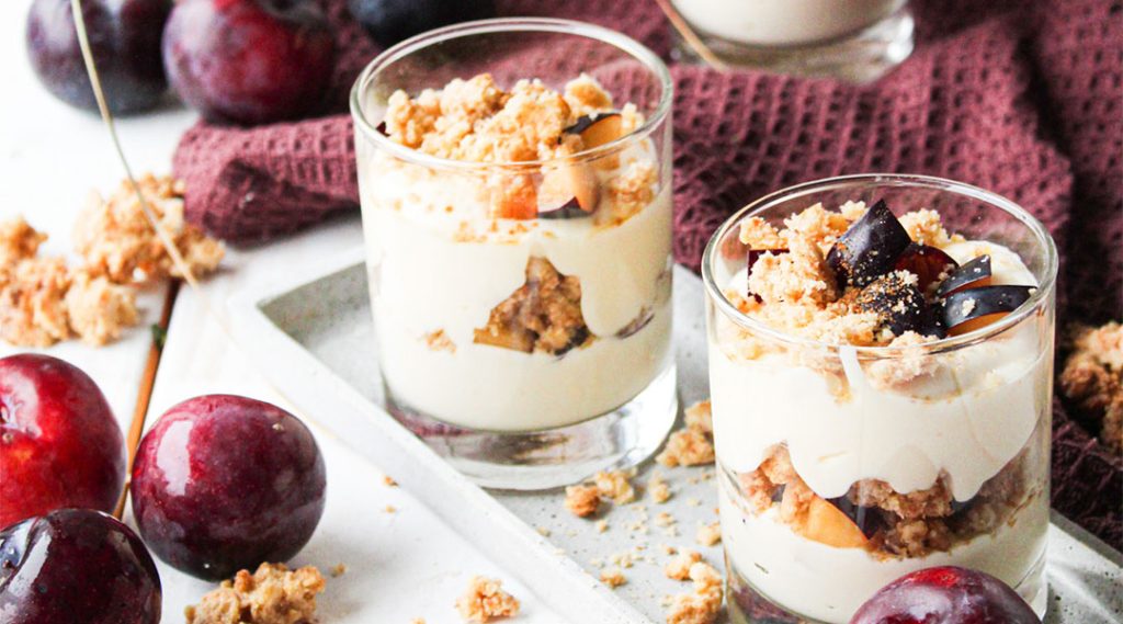 Dessert im Glas mit Pflaumencrumble