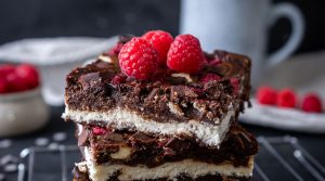 Cheesecake Brownies mit Himbeeren Rezept