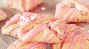 Quarktaschen mit Erdbeer Zuckerguss