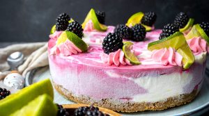 Eistorte mit Brombeeren