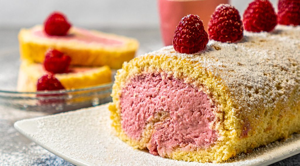 Biskuitrolle mit Himbeeren