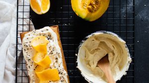 Veganer Kürbiskuchen mit Tahini-Orangen-Frosting