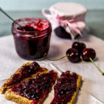 Raffinierte Kirschmarmelade mit Minze und Gin