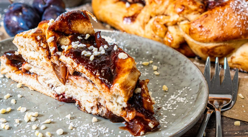 Hefezopf mit Pflaumenmus