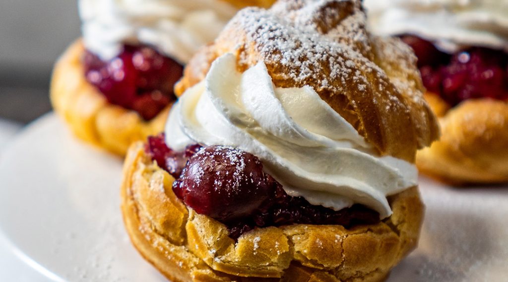 Perfekte Windbeutel mit Vanillecreme