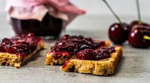 Raffinierte Kirschmarmelade mit Minze und Gin