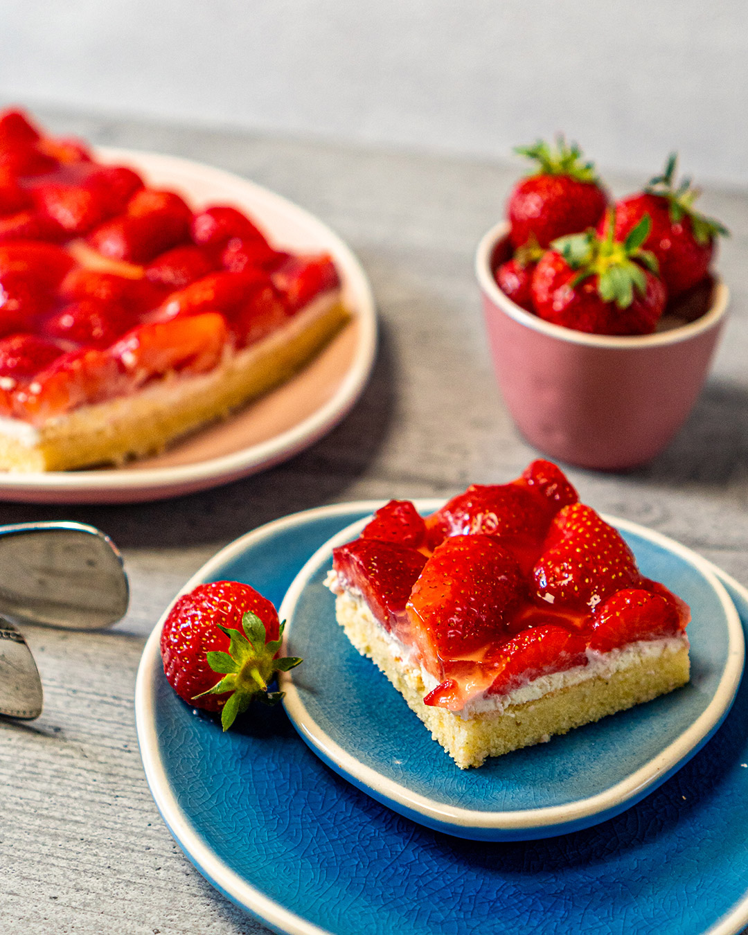 Erdbeerkuchen vom Blech mit Mascarpone und Quark - schnelles Rezept!