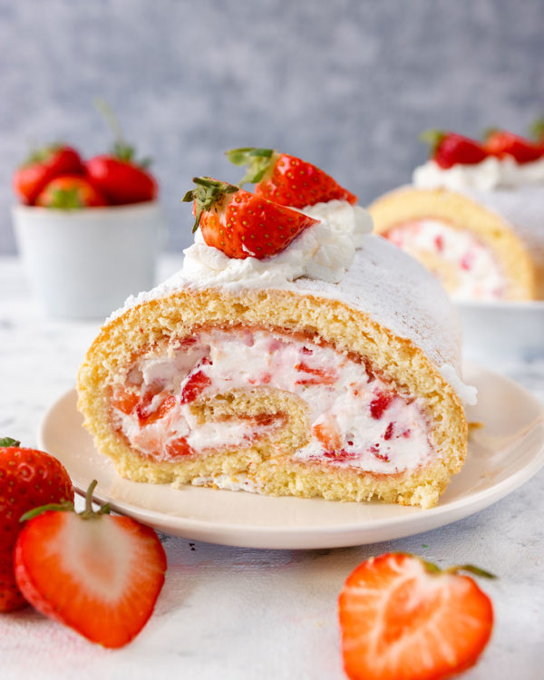Erdbeer Biskuitrolle - so gelingt der Sommerkuchen garantiert